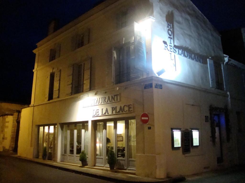 Hotel Restaurant De La Place Saint-Jean-dʼAngély Esterno foto
